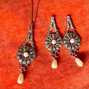 OLD HOLLYWOOD DECO MATCHING NECKLACE AND DANGLE EARRINGS NWOT PEARL RHINESTONE